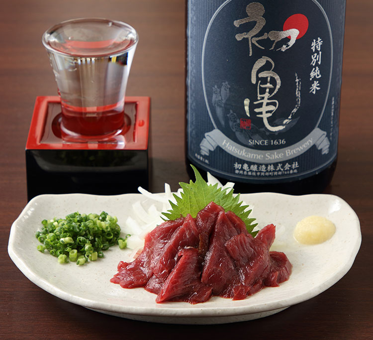 日本酒を飲む